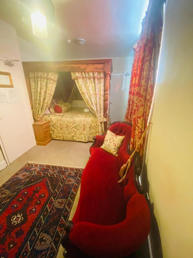 The Old Court Hotel ويتني المظهر الخارجي الصورة