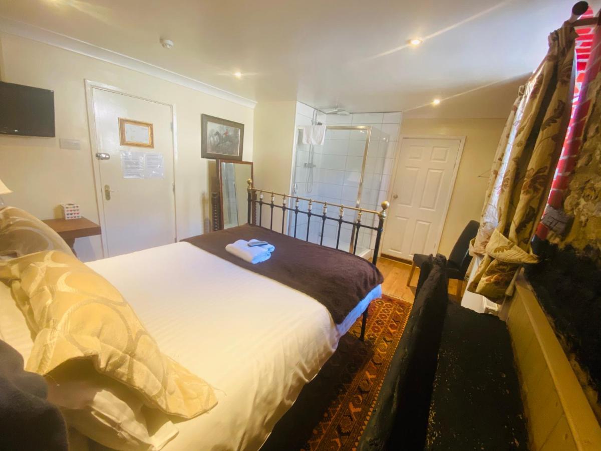 The Old Court Hotel ويتني المظهر الخارجي الصورة