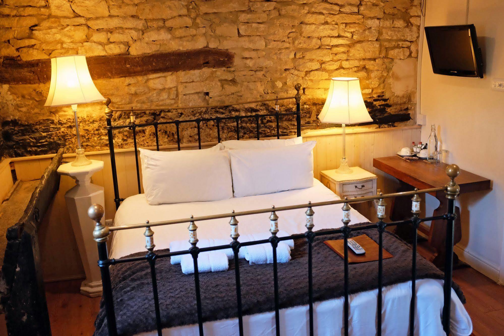The Old Court Hotel ويتني المظهر الخارجي الصورة