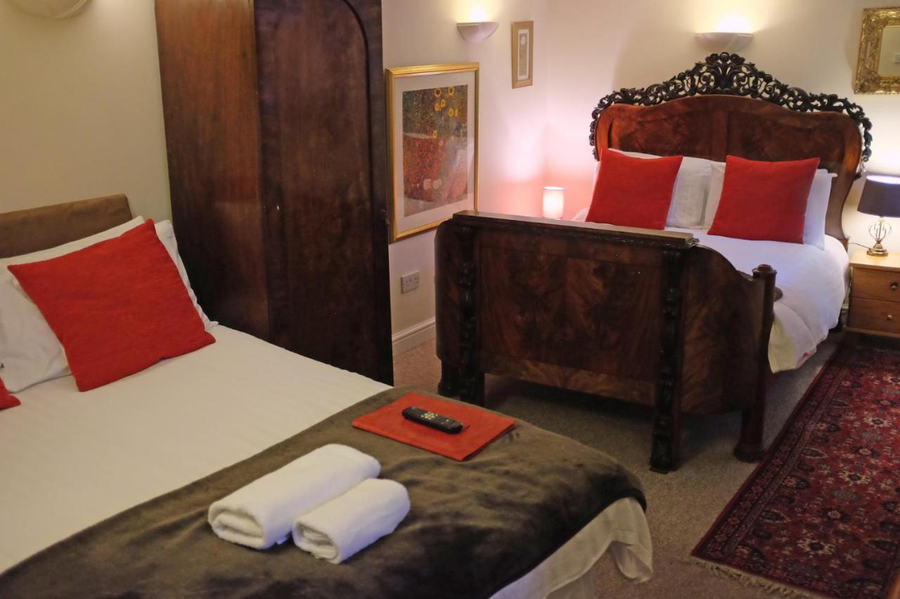 The Old Court Hotel ويتني المظهر الخارجي الصورة